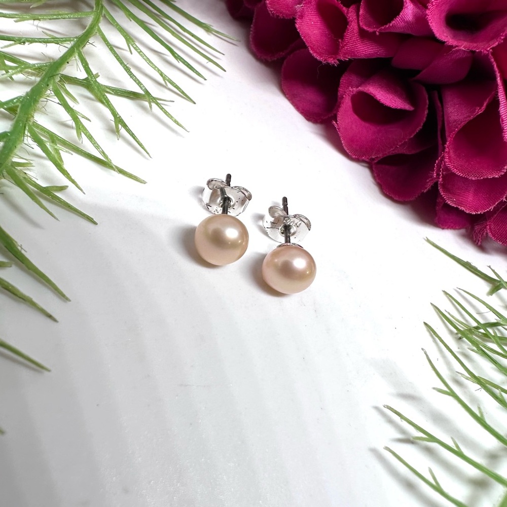 NEW⚜️Freshwater Pearl Pink Stud Earrings - Picture 3 of 8